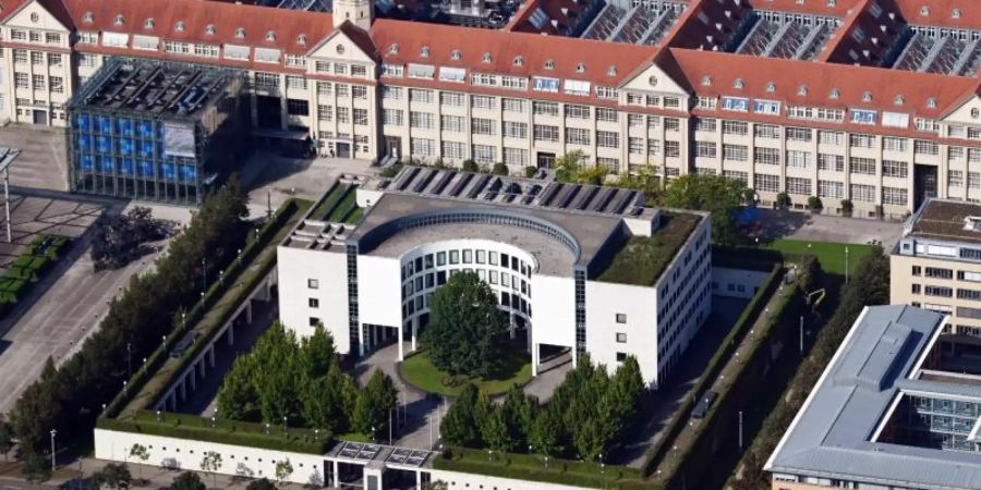 Luftbild der Bundesanwaltschaft. Es ist der Sitz des Generalbundesanwalts. In Karlsruhe arbeiteten in den Nachkriegsjahren vor allem frühere NSDAP-Mitglieder und NS-Juristen, berichten die Autoren eines Aufarbeitungsprojekts. Foto: Uli Deck/dpa