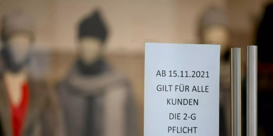 2G-Pflicht in Salzburger Bekleidungsgeschäft