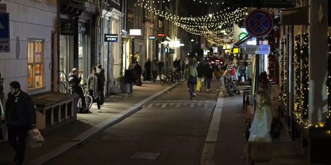 Am Samstagabend waren viele Läden noch offen, ab heute Sonntag müssen die meisten geschlossen bleiben. Corona