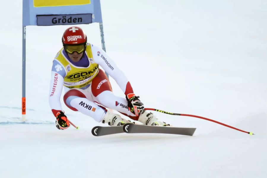 Beat Feuz kommt gut ins Rennen und hält den Rückstand klein.