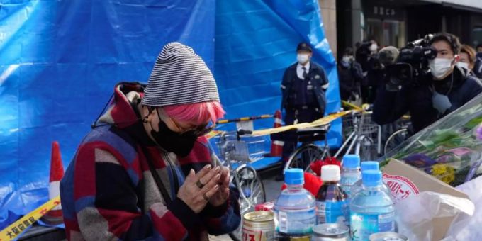 Trauer um die Opfer in der Nähe des Brandortes. Foto: -/XinHua/dpa Trauer um die Opfer in der Nähe des Brandortes. Foto: -/XinHua/dpa
