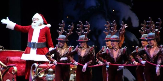 Mitglieder der Tanztruppe «Rockettes» ziehen während einer Aufführung im Jahr 2018 einen Schlitten mit einem Weihnachtsmann über die Bühne. Foto: Christina Horsten/dpa Mitglieder der Tanztruppe «Rockettes» ziehen während einer Aufführung im Jahr 2018 einen Schlitten mit einem Weihnachtsmann über die Bühne. Foto: Christina Horsten/dpa