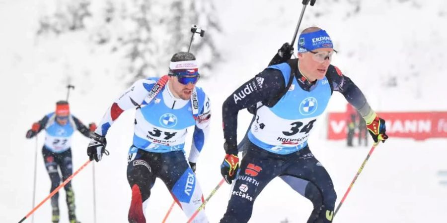 Im Biathlon steht bei den Herren die Staffel auf dem Programm. Foto: Barbara Gindl/APA/dpa/Archivbild