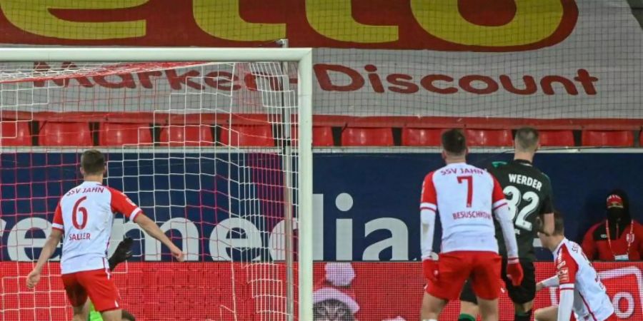 Marco Friedl (2.v.r.) trifft zur Bremer 2:1-Auswärtsführung in Regensburg. Foto: Armin Weigel/dpa