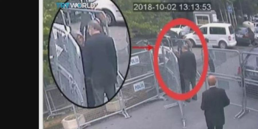 Dieses vom türkischen Sender TRT World zur Verfügung gestellte Videostandbild vom 02.10.2018 zeigt mutmasslich den saudischen Journalisten Jamal Khashoggi im Gespräch mit seiner Verlobten Hatice Cengiz. (Archivbild). Foto: Uncredited/TRT World/AP/dpa