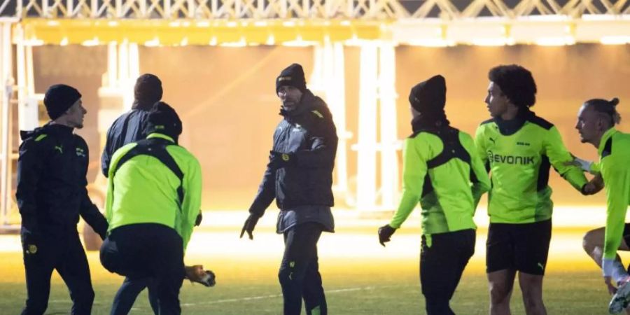 BVB-Trainer Marco Rose (M) leitet das Abschlusstraining zum Spiel gegen Besiktas Istanbul. Foto: Federico Gambarini/dpa