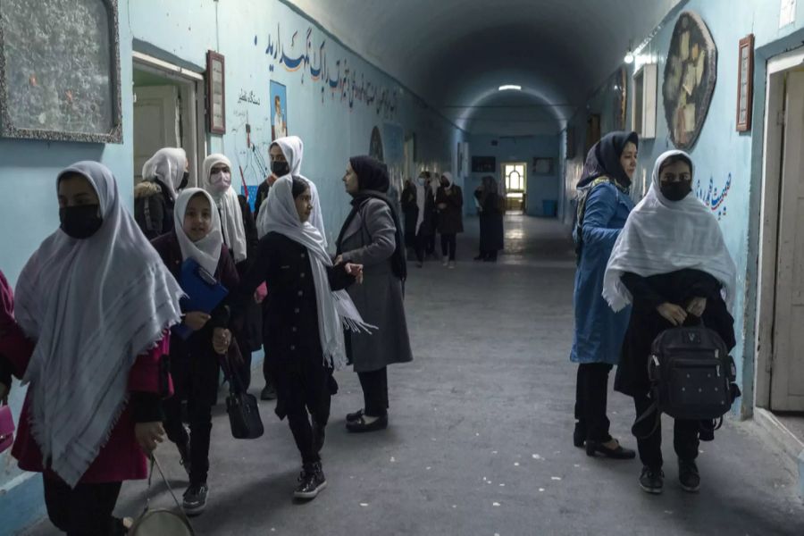 Afghanische Mädchen verlassen die Klassenräume der Tajrobawai Girls High School in Herat Ende November.