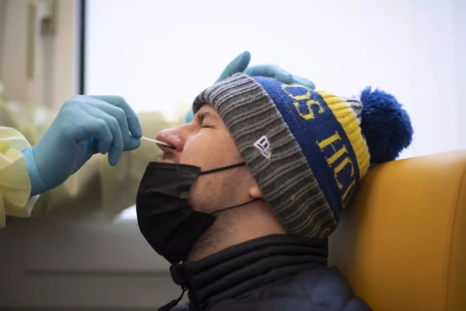Ein Mann beim PCR-Test, in einem Testzentrum für das Coronavirus. Coronavirus Test