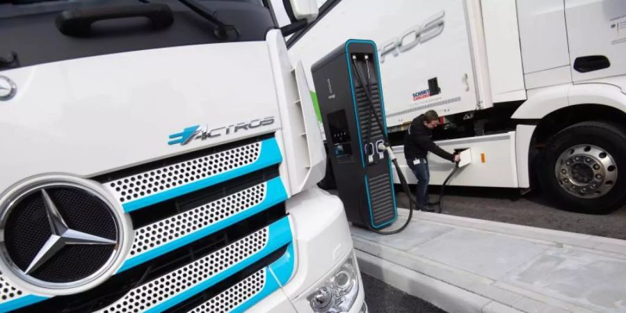 Ein Ladestecker steckt in einem elektrisch angetriebenen Mercedes-Benz eActros des Lastwagenherstellers Daimler Truck. Foto: Marijan Murat/dpa