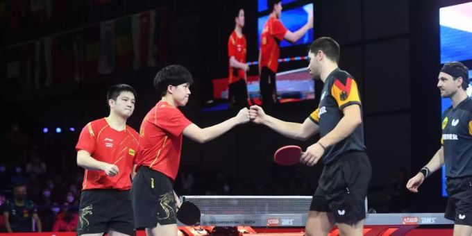 Wang Chuqin (2.v.l.) und Fan Zhendong (l) nach dem Spiel gegen Patrick Franziska (2.v.r.) und Timo Boll am vergangenen Donnerstag. Foto: Wu Xiaoling/XinHua/dpa Wang Chuqin (2.v.l.) und Fan Zhendong (l) nach dem Spiel gegen Patrick Franziska (2.v.r.) und Timo Boll am vergangenen Donnerstag. Foto: Wu Xiaoling/XinHua/dpa