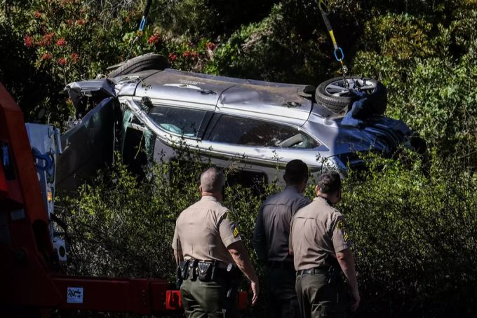 Das schwer beschädigte Auto von Tiger Woods. Tiger Woods