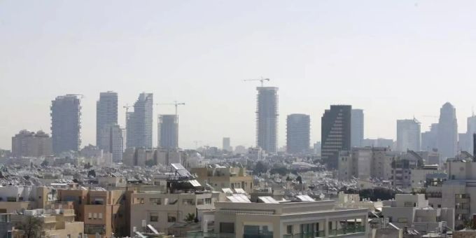 Blick über Tel Aviv. Die israelische Küstenmetropole ist laut des britischen «Economist»-Magazins'die teuerste Stadt der Welt. Foto: Daniel Karmann/dpa tel aviv