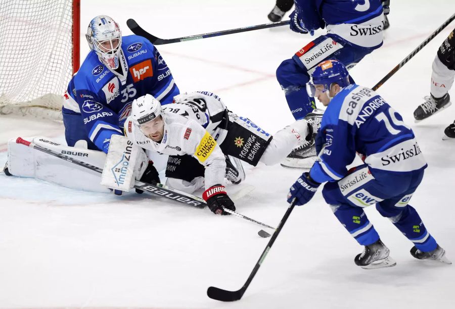 Die Partie im Hallenstadion ist hart umkämpft.