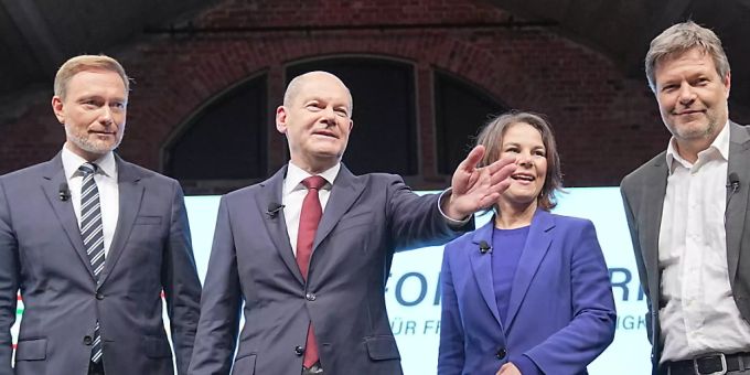 Christian Lindner, Parteivorsitzender der FDP, Olaf Scholz, SPD-Kanzlerkandidat und geschäftsführender Bundesfinanzminister, Annalena Baerbock, Bundesvorsitzende von Bündnis 90/Die Grünen und Robert Habeck, Bundesvorsitzender von Bündnis 90/Die Grünen stellen auf einer Pressekonferenz den gemeinsamen Koalitionsvertrag der Ampel-Parteien von SPD, Bündnis 90/Die Grünen und FDP für die künftige Bundesregierung vor. Foto: Kay Nietfeld/dpa whistleblower