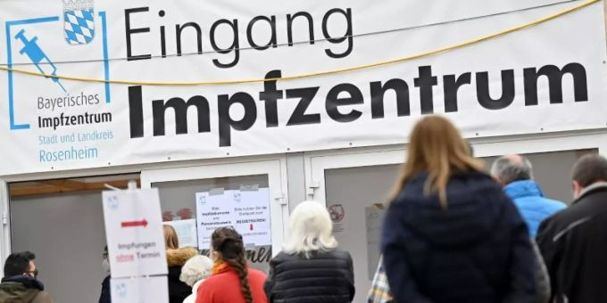Impfwillige stehen vor dem Eingang des Impfzentrums in Rosenheim. Foto: Peter Kneffel/dpa Impfwillige stehen vor dem Eingang des Impfzentrums in Rosenheim. Foto: Peter Kneffel/dpa