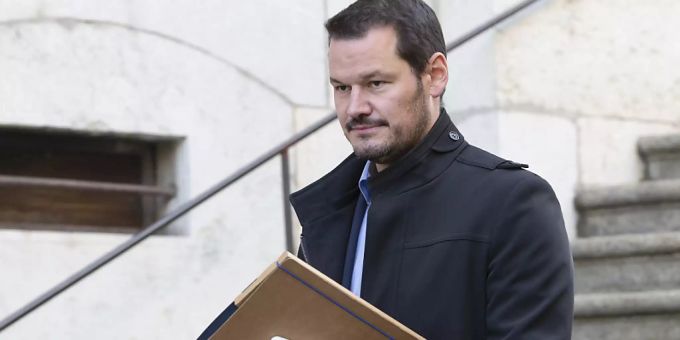 Pierre Maudet verlässt das Berufungsgericht in Genf. Seine Anwälte fordern einen Freispruch für den ehemaligen Staatsrat. Pierre Maudet verlässt das Berufungsgericht in Genf. Seine Anwälte fordern einen Freispruch für den ehemaligen Staatsrat.