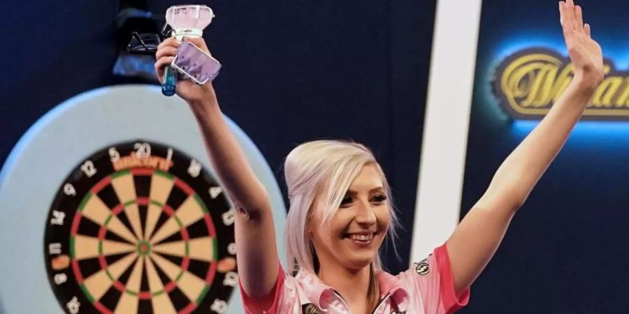 Hat mit einem Durchschnitt von 101,55 Punkten pro drei Darts einen Rekord erzielt: Fallon Sherrock. Foto: Tess Derry/PA Wire/dpa