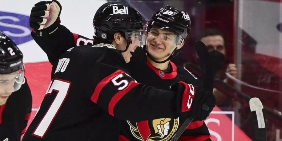 Wegen eines Coronaausbruchs sind Spiele des Teams von Tim Stützle (r) abgesagt worden. Foto: Sean Kilpatrick/The Canadian Press via AP/dpa