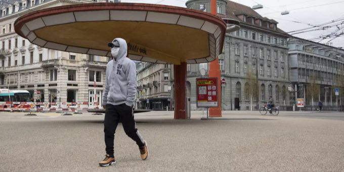 Bieler Passant mit Maske. Biel