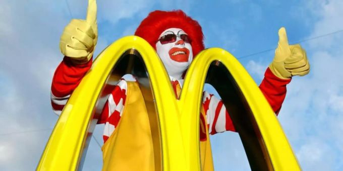 Das goldene M der Burgerkette McDonald's ist ein weltweit bekanntes Emblem für Fast Food. Vor 50 Jahren eröffnete die erste Filiale in Deutschland. Foto: Peter Kneffel/dpa Das goldene M der Burgerkette McDonald's ist ein weltweit bekanntes Emblem für Fast Food. Vor 50 Jahren eröffnete die erste Filiale in Deutschland. Foto: Peter Kneffel/dpa