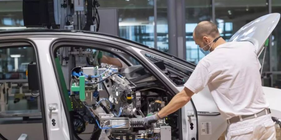 Während viele grosse Autohersteller im vergangenen Quartal Rekordgewinne machten, sind der Unternehmensberatung PwC zufolge nur noch 24 Prozent ihrer Zulieferer finanziell solide aufgestellt. Foto: Matthias Rietschel/dpa-Zentralbild/dpa