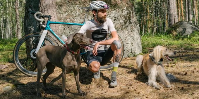 Sport macht den Tieren und dem Halter Spass. Velofahrer mit Hunden