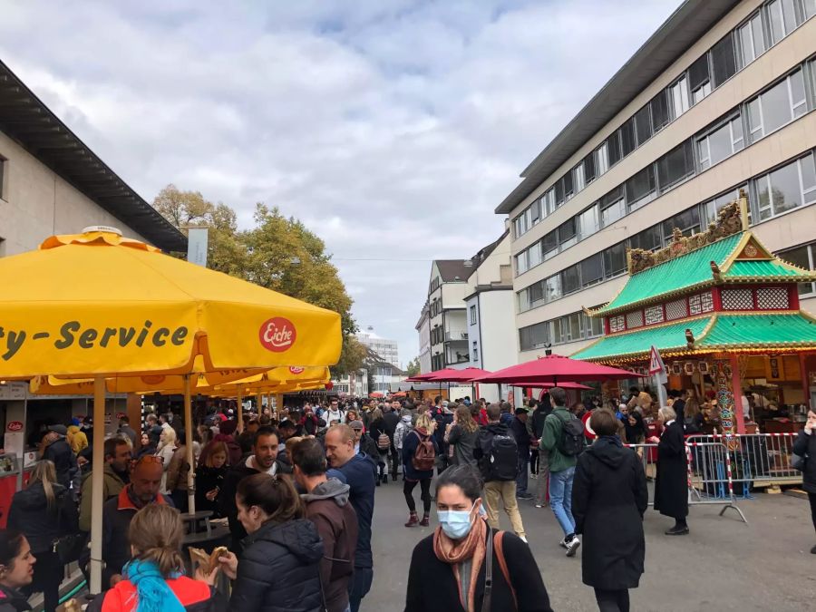 Auf dem Petersplatz herrscht keine Zertifikatspflicht, weil dieses Jahr keine Bahnen oder Spielstände dort sind.