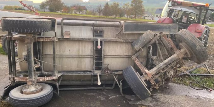 Der Jauchewagen kippte und es flossen rund 4000 Liter Gülle aus. Unfall