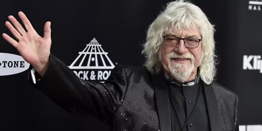 ARCHIV - Graeme Edge, Schlagzeuger von The Moody Blues, winkt auf dem roten Teppich vor der Einführungszeremonie der Rock  Roll Hall of Fame. Der wichtige Taktgeber der britischen Kultband («Nights in White Satin») ist im Alter von 80 Jahren gestorben. «Es ist ein sehr trauriger Tag», teilte die Gruppe mit. Foto: David Richard/AP/dpa