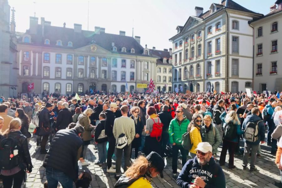 Tausende Menschen versammelten sich letzte Woche in Bern, um gegen die Massnahmen wegen des Coronavirus zu demonstrieren.