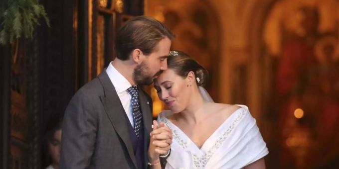 Prinz Philippos von Griechenland und seine Frau Nina Flohr verlassen die orthodoxe Kathedrale von Athen nach ihrer Trauung. Prinz Philippos nina flohr
