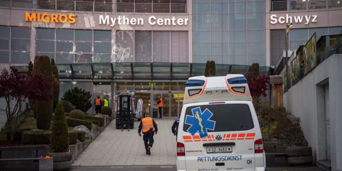 Blick auf das Mythen Center Schwyz in Ibach, in dem eine aufgehängte Weihnachtsdekoration auf einen kleinen Weihnachtsmart stürtzte und sechs Personen verletzt hat, am Samstag, 20. November 2021. Mythen Center