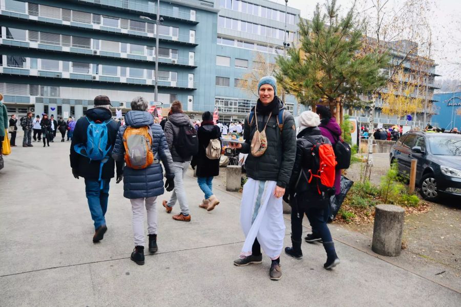 Die ersten Massnahmen-Gegner versammeln sich in Zürich.