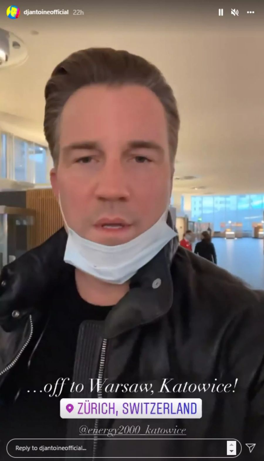 Am Flughafen Zürich trägt DJ Antoine seine Maske unterhalb des Kinns.