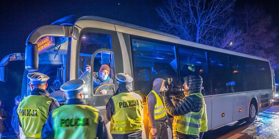 Ein Bus der Initiativen Seebrücke Deutschland und LeaveNoOneBehind steht an einem Checkpoint nahe des Grenzübergangs Kuznica an der Grenze zwischen Polen und Belarus. Die Aktivisten hatten zunächst Hilfsgüter abgeliefert und dann geplant, auf dem Rückweg Migranten nach Deutschland mitzunehmen. Foto: Michael Kappeler/dpa