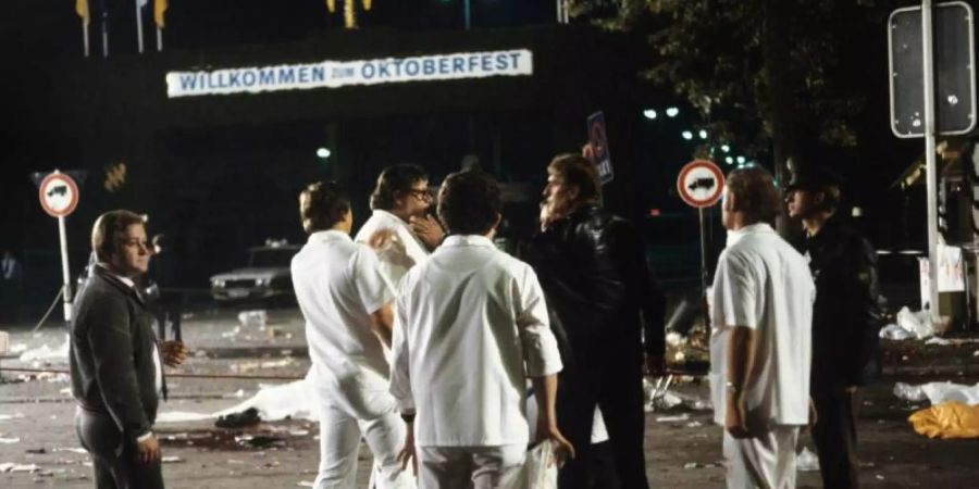 Mitarbeiter der Spurensicherung arbeiten am Tatort. Am späten Abend des 26.09.1980 kamen bei dem rechtsextremen Bombenanschlag auf dem Münchner Oktoberfest 13 Menschen ums Leben. Foto: picture alliance / dpa