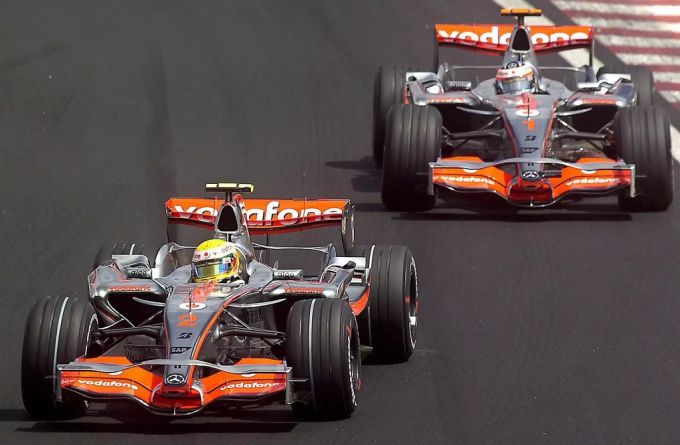 Lewis Hamilton vor Fernando Alonso (beide McLaren) beim Brasilien-GP der Formel 1 im Jahr 2007. Lewis Hamilton Fernando Alonso