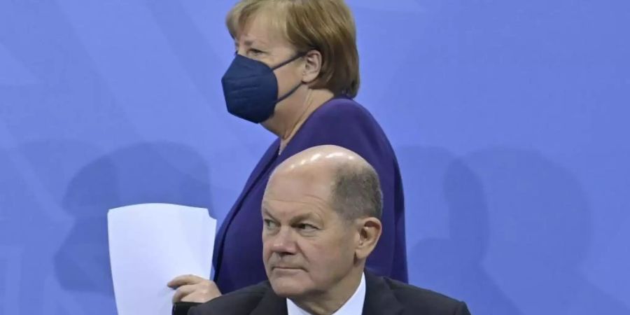 Angela Merkel und Olaf Scholz geben nach der Bund-Länder-Konferenz im Bundeskanzleramt eine Pressekonferenz. Foto: John Macdougall/AFP-Pool/dpa