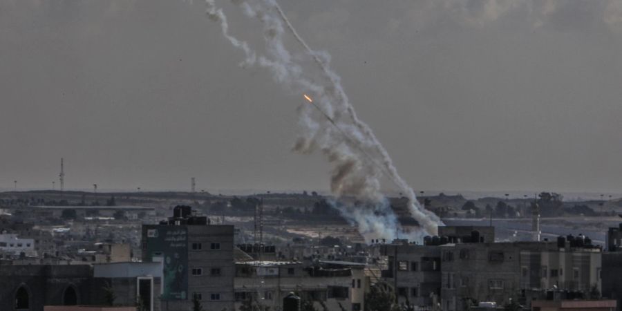 Die Hamas feuert Raketen aus dem Gazastreifen auf Israel ab.