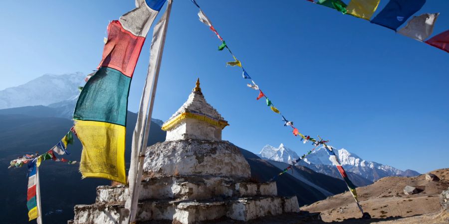 Berge Himalaya mit tibetischen Flaggen.