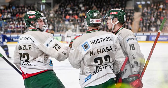 Die Spieler von Frölunda jubeln über ein Tor im Spiel gegen Ambri-Piotta am Spengler Cup. Spengler Cup