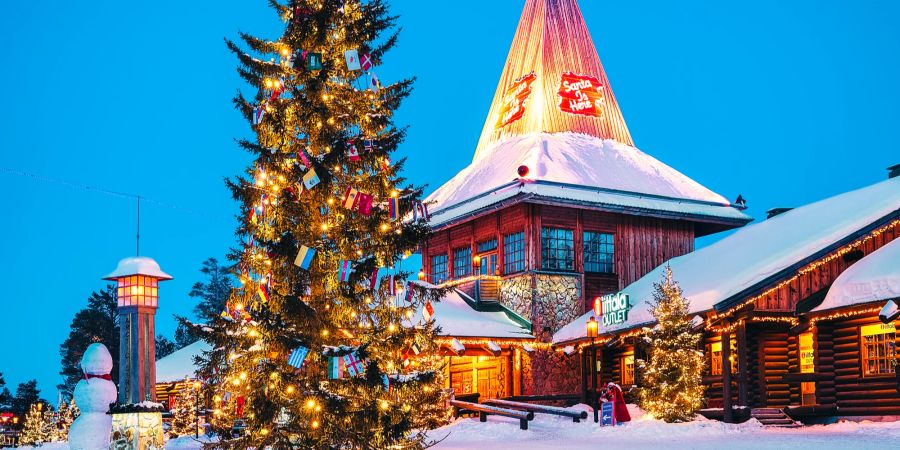 In Rovaniemi in Lappland-Finnland ist der Weihnachtsmann zu Hause.