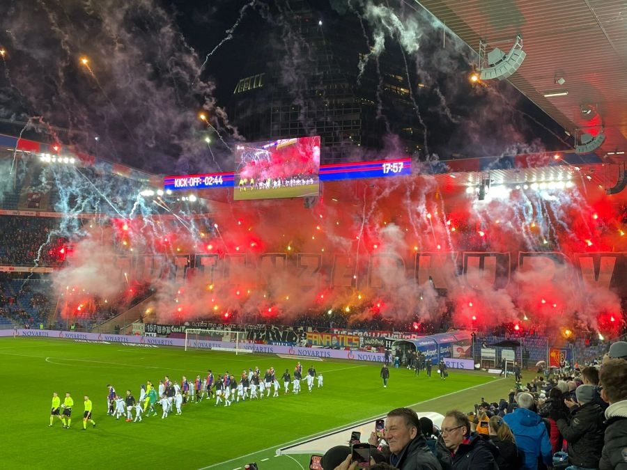 Vor der Partie zünden die beiden Fan-Lager ein grosses Feuerwerk.