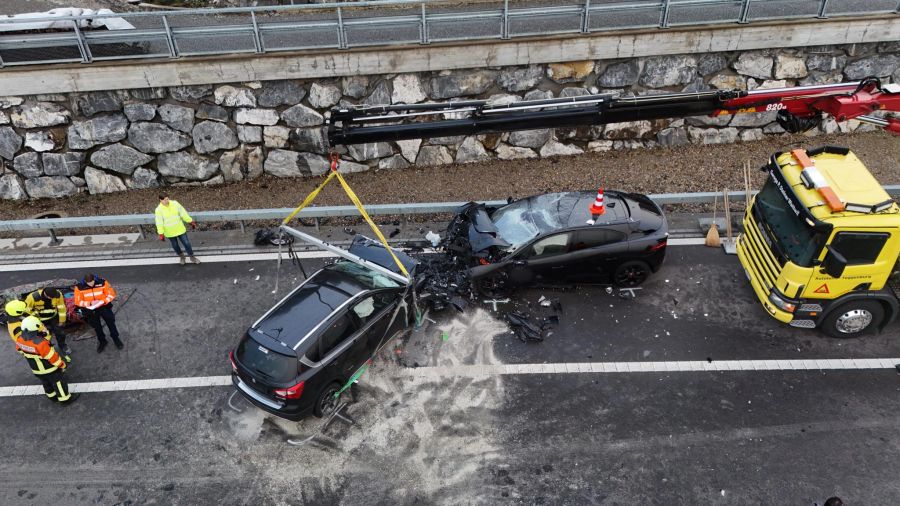 An den Fahrzeugen entstanden Totalschäden.