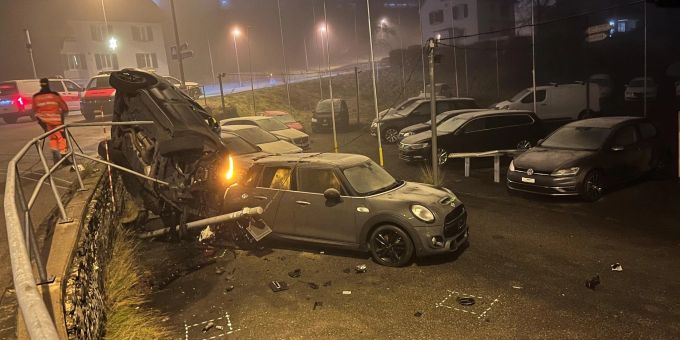 Birmensdorf: Grosser Sachschaden bei Verkehrsunfall. Birmensdorf: Verkehrsunfall