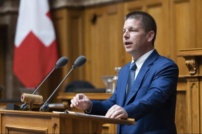 Der SVP-Nationalrat Erich Hess findet keinen Gefallen an der Parkplatz-Politik in Bern. Parkplatz Erich Hess Bern