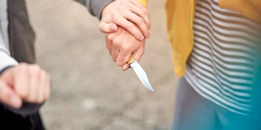 Ein Jugendlicher ist am Donnerstagabend in Courroux (JU) bei einem Streit mit einem anderen Jugendlichen durch einen Messerstich am Kopf verletzt worden. Er wurde mit einem Krankenwagen ins Spital gebracht. (Symbolbild)