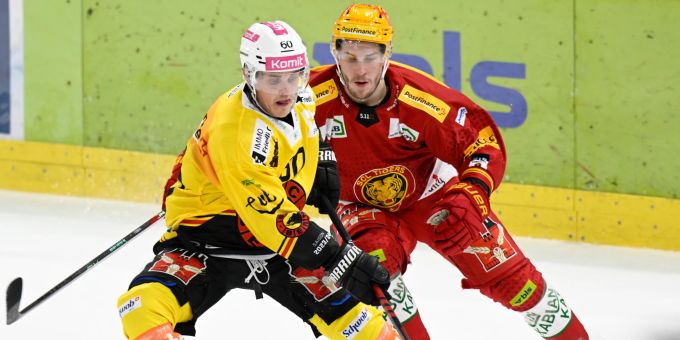 Langnaus Topscorer Aleski Saarelaim Duell mit Julius Honak vom SC Bern. SCB SCL Tigers