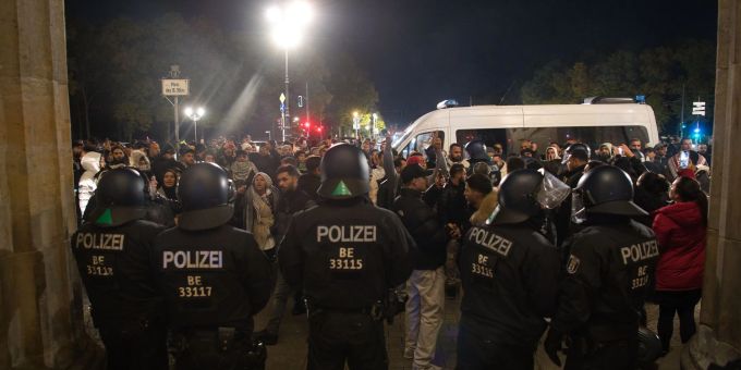 Palästinenser sowie deren Unterstützer streiten sich bei einer Kundgebung gegen den Israel-Krieg mit der Polizei vor dem Brandenburger Tor. palästina