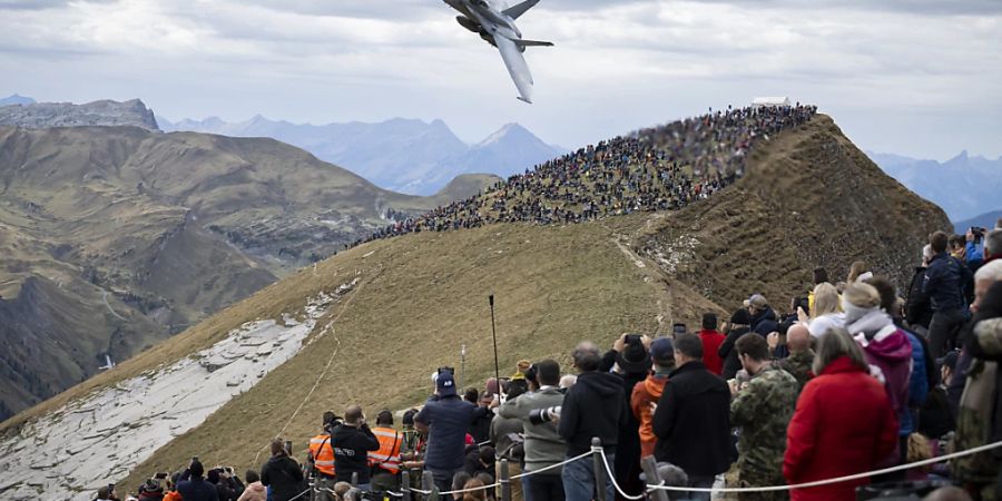 Fast zum Greifen nah: die Vorführungen der Luftwaffe auf der Axalp verfolgen jeweils mehrere tausend Personen.